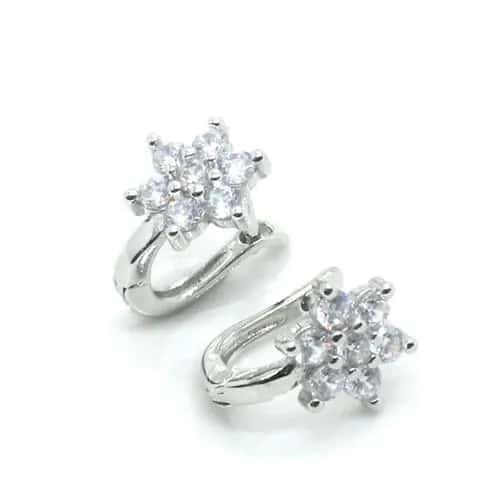 Pendientes de plata con motivo floral, piedras blancas y cierre de gancho